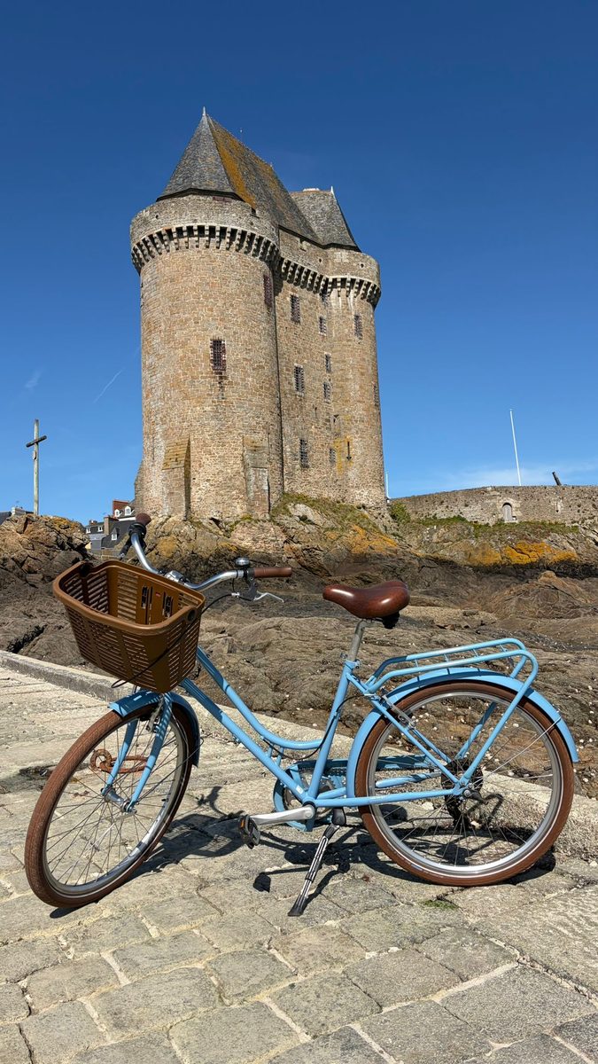 Vélo Malo'Way devant la Tour Solidor à Saint-Malo